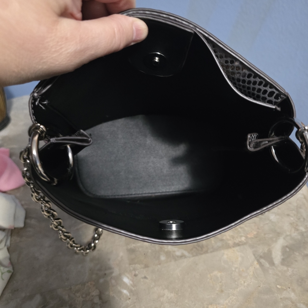 Sondra Roberts Snake Print Black & Tan Shoulder Bucket Bag - Picture 6 of 10